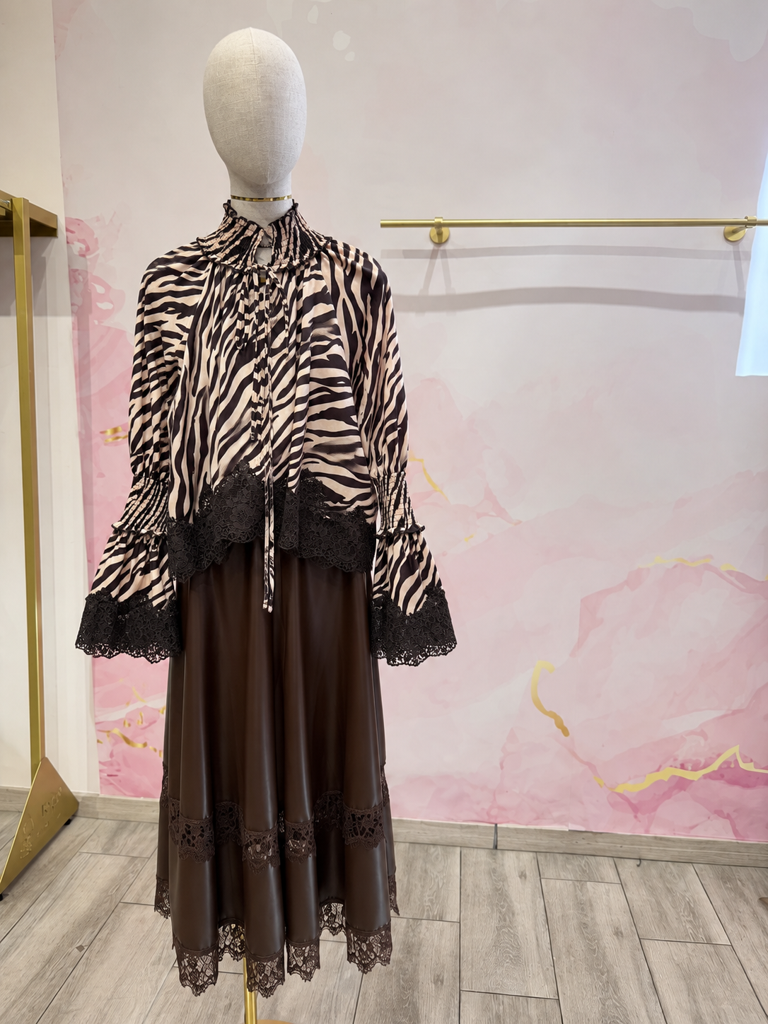 BLUSA ZEBRA DETALLES BORDADOS