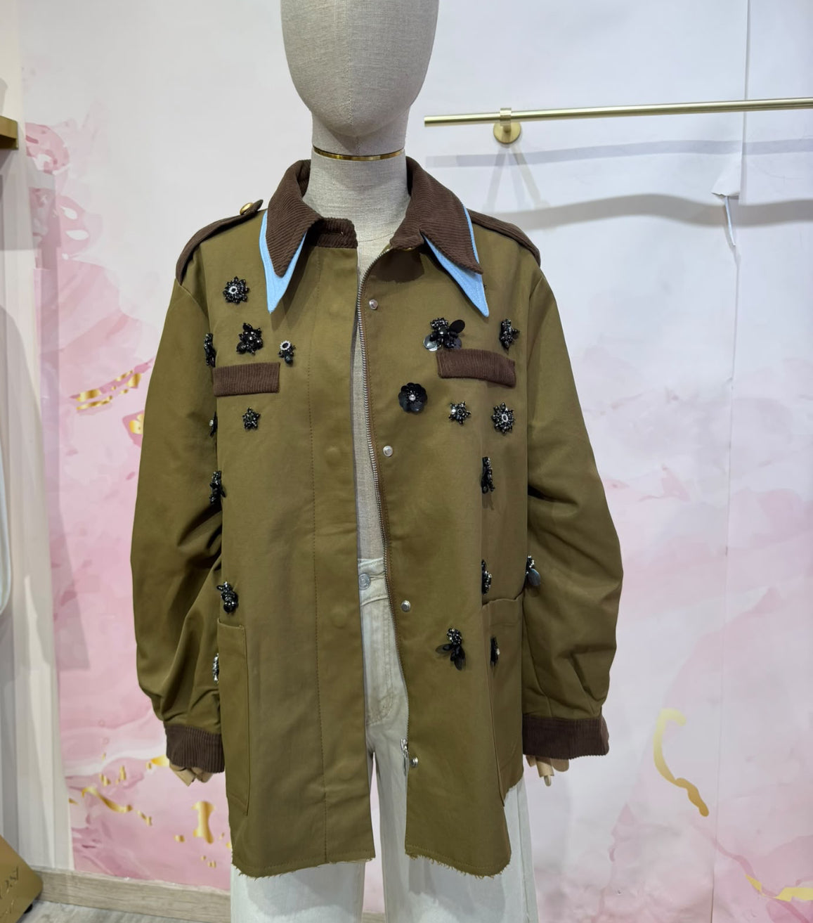 CHAQUETA PREMIUM MAYFAIR VERDE MILITAR BORDADA CON DETALLES DE JOYAS