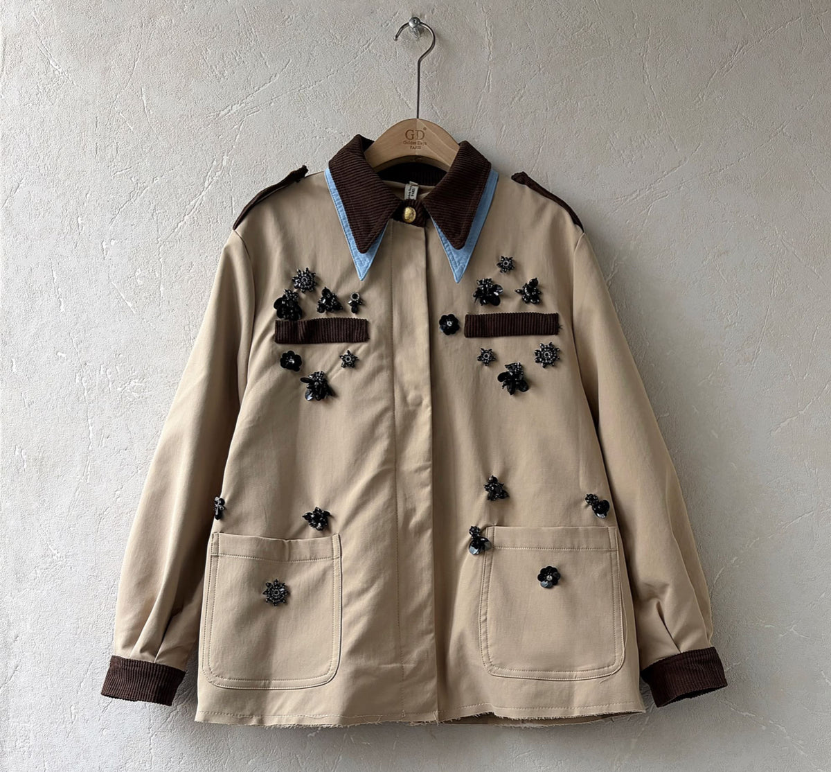 CHAQUETA PREMIUM MAYFAIR BEIGE BORDADA CON DETALLES DE JOYAS