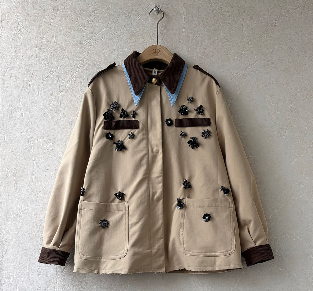 CHAQUETA PREMIUM MAYFAIR BEIGE BORDADA CON DETALLES DE JOYAS