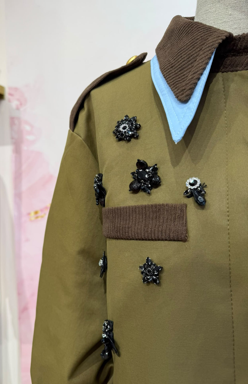 CHAQUETA PREMIUM MAYFAIR VERDE MILITAR BORDADA CON DETALLES DE JOYAS